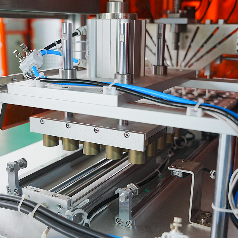 Mașină complet automată de încărcare și hrănire a tavilor cosmetice din aluminiu Mașină complet automată de încărcare și hrănire a tavilor cosmetice din aluminiu